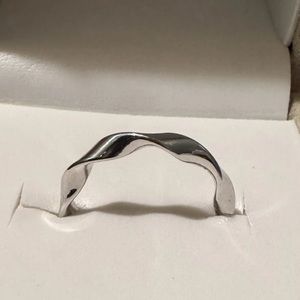 UNIQUE  10K SOLID WHITE GOLD RIBBON TWISTED BAND RING Size 7